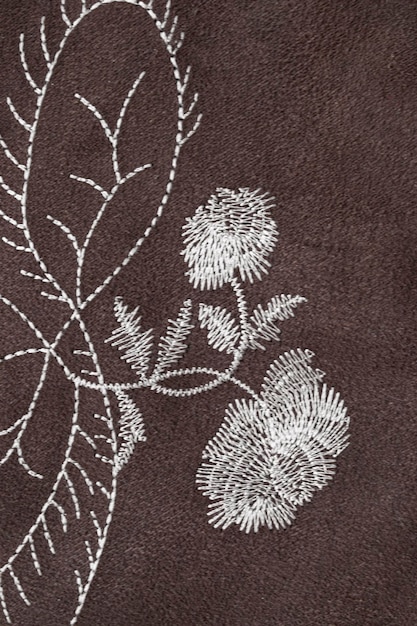 Haftowany motyw roślinny